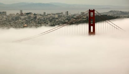 El puente Golden Gate de San Francisco, cubierto de niebla.