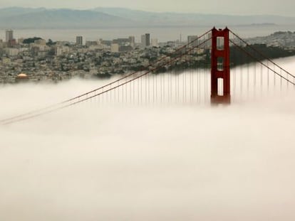 El puente Golden Gate de San Francisco, cubierto de niebla.