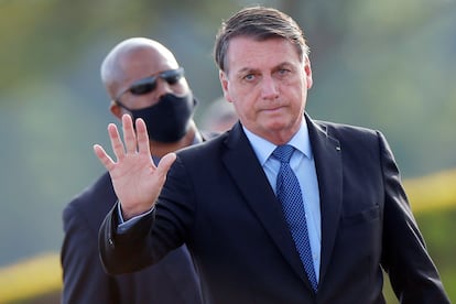 El presidente Jair Bolsonaro saluda frente al Palacio de la Alvorada Palace en Brasilia este martes.