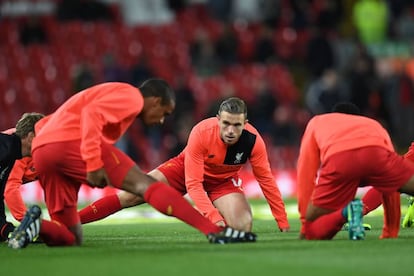 Los jugadores del Liverpool calentando antes del partido.