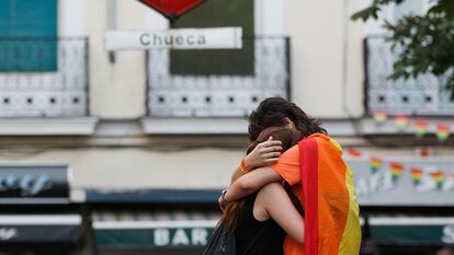 Dos chicas se abrazan frente a la parada de metro de Chueca, en junio de 2023.
