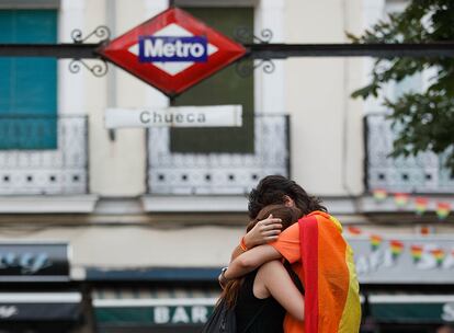 Dos chicas se abrazan frente a la parada de metro de Chueca, en junio de 2023.