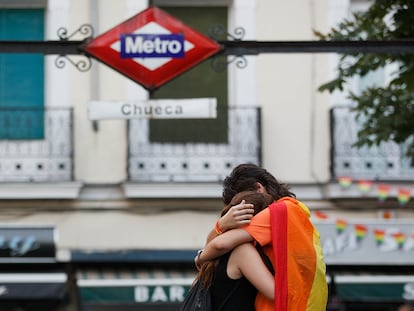 Dos chicas se abrazan frente a la estación de metro de Chueca, en 2013, en Madrid.