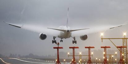 Un avión de la aerolínea noruega Norwegian aterriza en el aeropuerto de Oslo (Noruega).