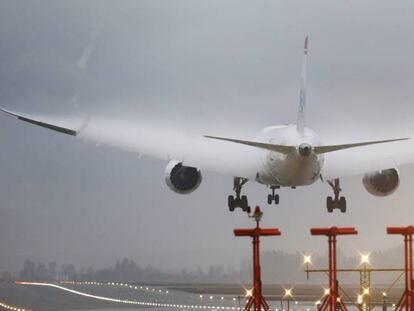 Un avión de la aerolínea noruega Norwegian aterriza en el aeropuerto de Oslo (Noruega).