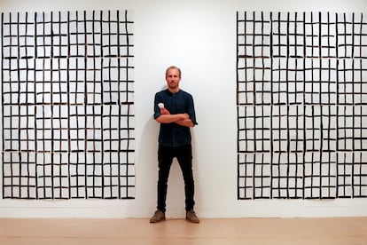 Marijn van Kreij, delante de una de las cudrículas que expone en el Museo Picasso de Barcelona.