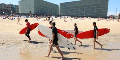 Surfistas en una clase en la playa de la Zurriola.