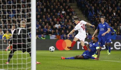 El jugador del Sevilla, Samir Nasri, dispara a puerta durante el partido que enfrenta al equipo español y al Leicester inglés.