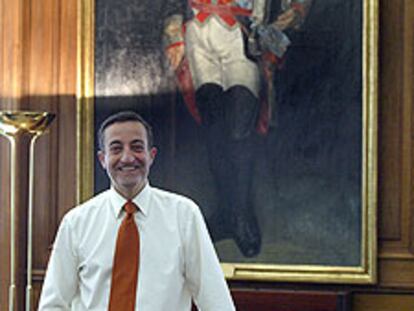Carlos Gómez Arruche, ante el retrato del duque de Ahumada.