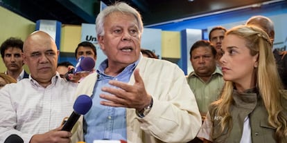 Felipe González with Venezuelan opposition member Lilian Tintori in Caracas in June.