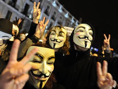 Manifestantes con la careta de Anonymous, en la pasada edición de los Goya.