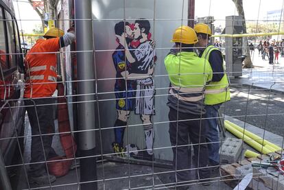 Messi i Ronaldo fent-se un petó, de TvBoy.