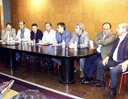 Representantes de las cofradías de pescadores y de la Administración, en su reunión de ayer en Santoña.