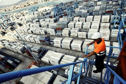 El puerto de Algeciras gestionó más de 4,5 contenedores de mercancías. La mayoría procede de China y hacen escala en su ruta hacía otros destinos, pero muchos otros desembarca en el puerto gaditano como uno de las puertas de entrada del bazar global.