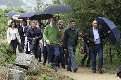 Mariano Rajoy y Alberto N&uacute;&ntilde;ez Feij&oacute;o, durante el encuentro del PP gallego en Pontearnelas (Pontevedra), el 4 de agosto.