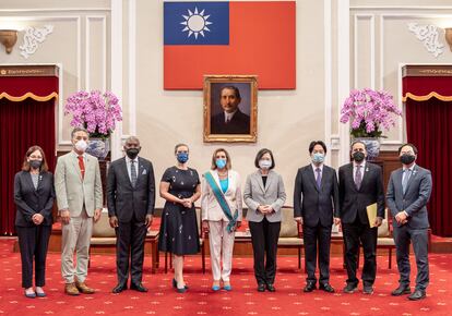 La presidenta de la Cámara de Representantes de los Estados Unidos, Nancy Pelosi (C), y la presidenta de Taiwán, Tsai Ing-wen, posan para una foto de grupo tras su reunión en el Palacio Presidencial en la ciudad de Taipei.