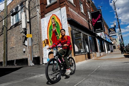 Un hombre pasa frente a un mural de la Virgen de Guadalupe en el barrio Litle Village de Chicago, de mayoría latina