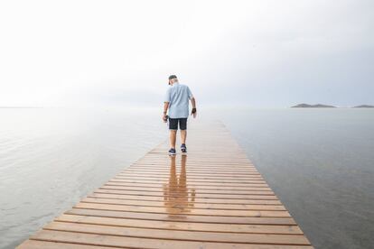 Ángel Pérez pasea por el muelle de la playa de Punta Brava observando la turbiedad del agua.