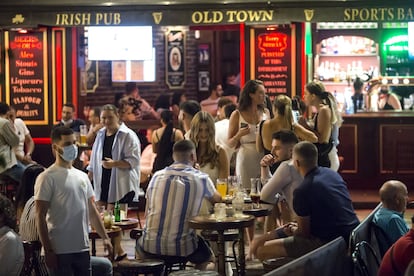 Una terraza de un bar de Málaga llena de gente el pasado 15 de mayo.