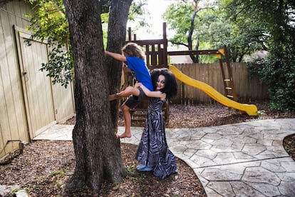 Quando a professora de Keegan, em Minnesota, perguntou o que ele queria ser quando crescesse, o menino de nove anos respondeu "drag queen". Na foto, Keegan brinca com seu irmão Noah, dois anos mais velho, em sua casa em Austin, Texas.