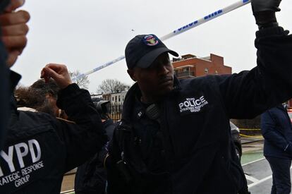 Policías de Nueva York en una calle cercana a la estación de metro donde se ha producido el tiroteo. El episodio añade aún más presión a las autoridades para atajar la oleada de violencia armada y los temores de la población a una creciente inseguridad en las calles, lo que dificulta el impulso de recuperación de la ciudad tras la pandemia.