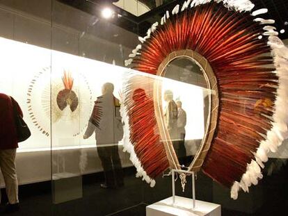 Una sala de la exposición <i>Brasil indio. </i>A la derecha, penacho realizado con plumas de guacamayo y aguilucho.
