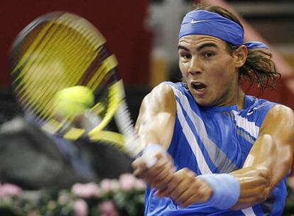 Rafa Nadal golpea la pelota