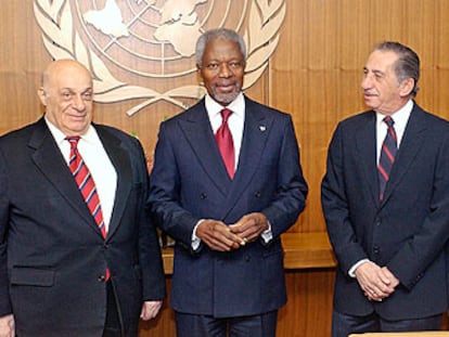 Kofi Annan, flanqueado por Rauf Denktas (izquierda) y Tassos Papadopoulos. 

/ REUTERS