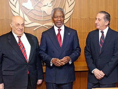 Kofi Annan, flanqueado por Rauf Denktas (izquierda) y Tassos Papadopoulos.
/ REUTERS