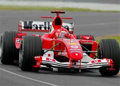 Schumacher conduce su Ferrari durante las sesiones de entrenamiento en Albert Park.