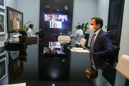 O governador João Doria conversa com as jornalista do EL PAÍS.
