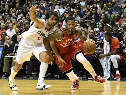 Teodosic trata de frenar a McDaniels en un Clippers-Toronto.