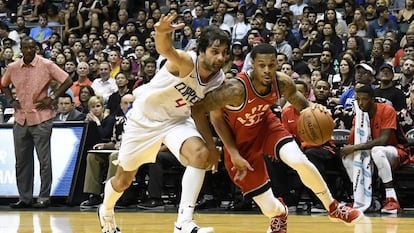 Teodosic trata de frenar a McDaniels en un Clippers-Toronto.