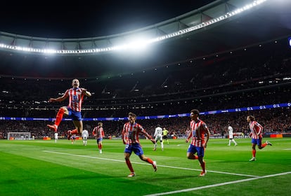 Conor Gallagher celebra su tanto en la primera parte del derbi. 