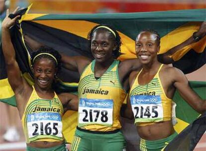 Sherone Simpson y Kerron Stewart junto a la ganadora, Shelly-Ann Fraser. Oro, plata y bronce, todo para las jamaicanas.