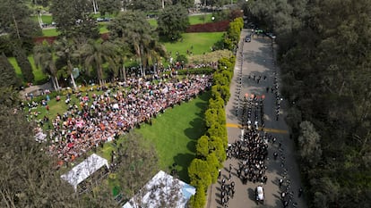 Vista aérea durante el funeral  Alberto Fujimori en un cementerio de Lima, el 14 de septiembre de 2024.