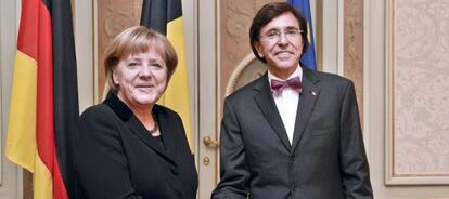 El primer ministro belga, Elio di Rupo (derecha), saluda a la canciller alemana Angela Merkel.