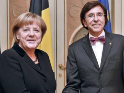 El primer ministro belga, Elio di Rupo (derecha), saluda a la canciller alemana Angela Merkel.