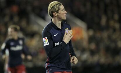 Fernando Torres celebra su gol en Mestalla. 