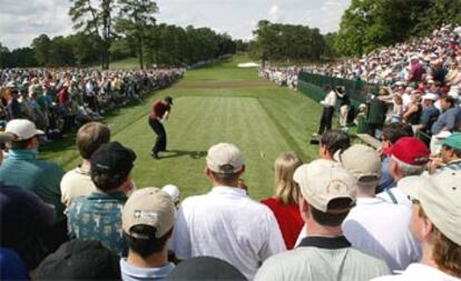 Tiger Woods, en su primer golpe en el hoyo 8 de Augusta.