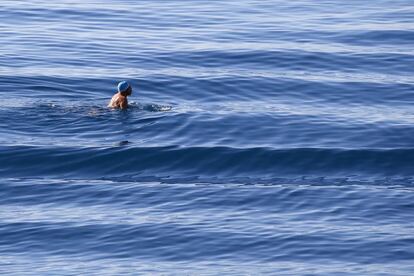 Un hombre nada en el mar Mediterráneo en Niza (Francia).