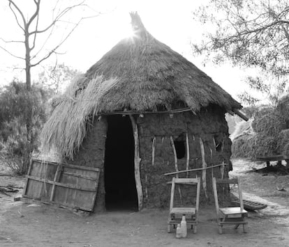 Construcción típica en la que se desarrollan los rituales de sanación por parte de curanderos tradicionales. En 2015, durante un intento de frenar los asesinatos de albinos y las acusaciones de brujería, a menudo propiciadas por los mismos curanderos como solución de los males de sus pacientes, el Gobierno tanzano prohibió de manera oficial que los curanderos especializados en brujería ejercieran su oficio.