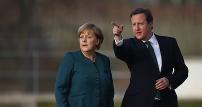 La canciller alemana Angela Merkel (izquierda), y el primer ministro británico David Cameron, el pasado 12 de abril en Meseberg (Alemania).