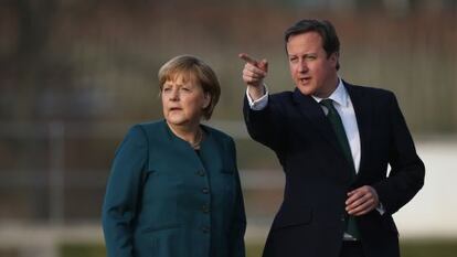 La canciller alemana Angela Merkel (izquierda), y el primer ministro brit&aacute;nico David Cameron, el pasado 12 de abril en Meseberg (Alemania).