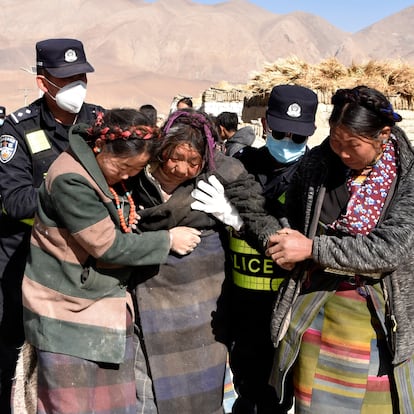 LHASA, Jan. 7, 2025  -- Rescuers transfer the injured at Zhacun Village of Dingri County in Xigaze, southwest China's Xizang Autonomous Region, Jan. 7, 2025. A total of 95 people have been confirmed dead and 130 others injured as of 3 p.m. Tuesday, after a 6.8-magnitude earthquake jolted Dingri County in the city of Xigaze in southwest China's Xizang Autonomous Region at 9:05 a.m. Tuesday (Beijing Time).,Image: 952195675, License: Rights-managed, Restrictions: , Model Release: no, Credit line: Liu Yousheng / Xinhua News / ContactoPhoto
Editorial licence valid only for Spain and 3 MONTHS from the date of the image, then delete it from your archive. For non-editorial and non-licensed use, please contact EUROPA PRESS.
07/01/2025 ONLY FOR USE IN SPAIN