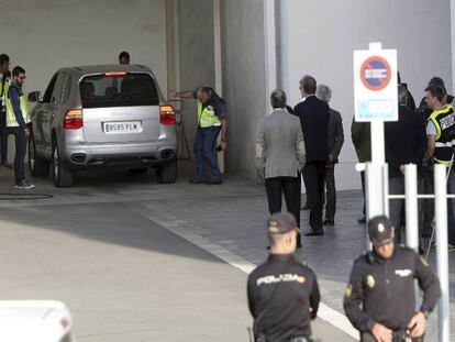 El juez, Jos&eacute; Luis de la Fuente, el fiscal y los abogados del caso del asesinato de la viuda del expresidente de la CAM, en el lugar del crimen.