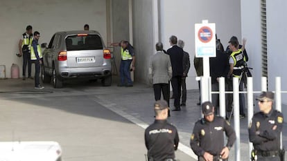 El juez, José Luis de la Fuente, el fiscal y los abogados del caso del asesinato de la viuda del expresidente de la CAM, en el lugar del crimen.