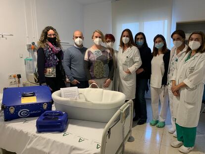 Manuel Moreno y Natalie Claytor junto a los profesionales médicos del hospital de Puerto Real (Cádiz), en el momento de la donación de la primera 'cuddle cot', este pasado jueves.