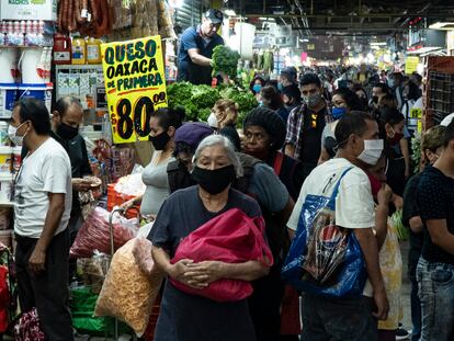 Clientes en la Central de Abastos de la Ciudad de México.