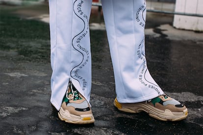 La pasión por este calzado también invade, claro, el armario masculino. En la imagen, detalle de las zapatillas elegidas por uno de los asistentes a los desfiles.